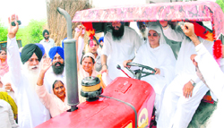 Jagir Kaur tries her hand at a tractor