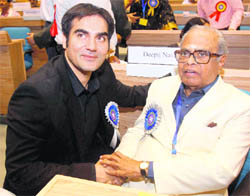 Dadasaheb Phalke Award winner K Balachander (right) with actor Arbaz Khan during the 58th National Film Awards function in New Delhi on Friday