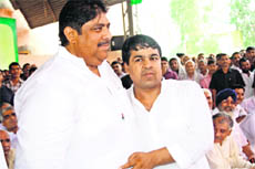 INLD Secretary-General Ajay Chautala welcomes Congress leader Vinod Hooda (right) into the party at Rohtak on Sunday. 