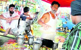 A vendor sells juice under unhygienic conditions.