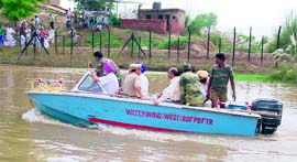 Relief team on its way to flood-hit Mohar Jamsher village. Photo: Praful Chander Nagpal