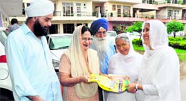 Harjinder Kaur campaigns in Chandigarh.