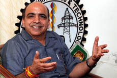 The Vice-chancellor of the PTU, Rajneesh Arora, makes a point during his visit to the Giani Zail Singh College in Bathinda on Monday. 