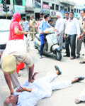 Relatives of deceased Sher Singh block road at Hospital Chowk in Karnal 