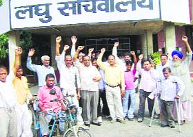 Physically challenged persons and members of the Srimad Bhagwati Shaakumbhri Devi Viklang Aivam Jan Kalyan Sahayata Kendra, Shahbad (Markanda), demonstrate in front of the Mini-Secretariat in Kurukshetra