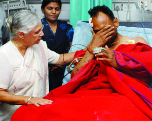 Chief Minister Sheila Dikshit assures the victims of all possible help as she visits RML Hospital in New Delhi on Tuesday.  She took round of the wards in which the blast victims were undergoing treatment.  