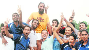Rajpal Singh, captain of the Indian hockey team, in a jubilant mood with fans at Panjab University in Chandigarh 
