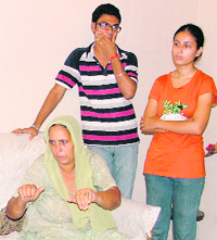Amarjeet Kaur narrating the snatching incident to the media in Ludhiana