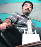 Kanav Khosla poses with his award