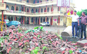 A part of the boundary wall of a school collapsed in the Govindgarh area of Dehradun