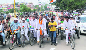 Former minister Chhattarpal Singhs cycle yatra against corruption in Hisar.