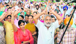 Members of the Punjab Mulazam Sangharsh Committee stage a protest at the Mini Secretariat in Ludhiana 