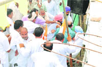 Congress workers come to blows outside the DCs office in Fazilka 