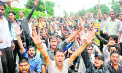 MNREGA workers hold a demonstration in front of the Secretariat in support of their demands in Dehradun 