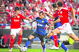 Manchester United's midfielder, Nani (2nd L), vies for the ball with Benfica's Ruben Amorim (L), during the UEFA Champions League Group C match at the Luz Stadium in Porto, on Wednesday