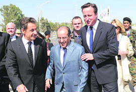  French President Nicolas Sarkozy (L), Britain's Prime Minister David Cameron (R) with NTC Prime Minister Mahmud Jibril in Tripoli on Thursday