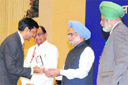 Prime Minister Dr Manmohan Singh presents the President’s Police Medal