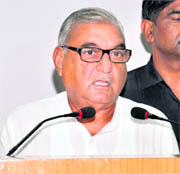 Chief Minister Bhupinder Singh Hooda addresses a seminar on Media and Governance in Gurgaon on Friday.