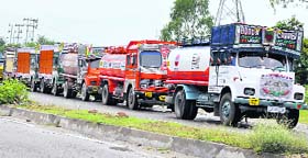 A long queue of vehicles at the Sidhra-Narwal Bypass in Jammu on Friday as the Srinagar-Jammu National Highway was closed to traffic due to landslides.