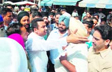 Congress workers argue with MC officials to protest against removal of hoardings of their candidates. 