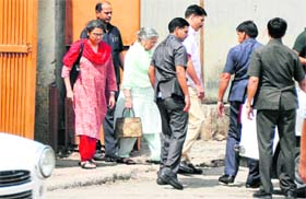 Gursharan Kaur (in sea green suit), wife of Prime Minister Dr Manmohan Singh, along with her daughter Upinder Singh (in red suit) being escorted by the SPG from Ludhiana railway station