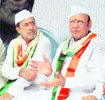  Veteran Congress leader Shankarsinh Vaghela (R) during his fast at Sabarmati Ashram on Saturday.