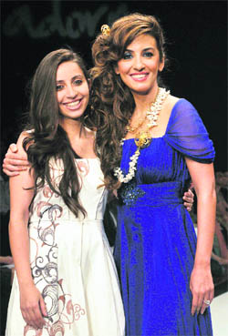 Perizaad Zorabian (R) with designer Pallavi Dudeja at IIJW - 2011 