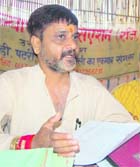 Sanjay Chopra, state president of the Laghu Vyapar Association, addresses a press conference in Dehradun on Sunday