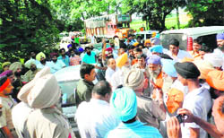 SAD (A) and Panch Pardhani supporters block traffic at Bassi Pathana and raise slogans against the police and government. 