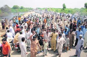 People displaced by floods demand aid in Sindhs Mirpur Khas district on Sunday