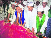 BJP leader Rajiv Jain offers a chaddar at the @@Mamu-Bhanja Dargah in Sonepat.