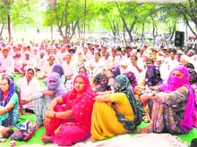 Farmers and representatives of several organisations attend a condolence meeting to pay tributes to Ishwar singh at Gorakhpur village in Fatehabad disrtict on Tuesday.