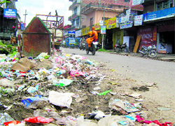 An overflowing garbage bin on the busy Dharamsala Road in Kangra