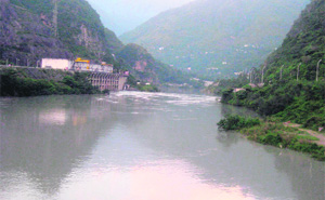With the Bhakra Dam attaining the maximum level, the Gobind Sagar has spread up to Slapper situated on the Mandi-Bilaspur border presenting a picturesque view. On the left bank is the 990-MW BSL powerhouse with its three storeys under water. 