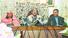 The Centres interlocutors, Prof Radha Kumar, Dileep Padgaonkar and MM Ansari, address mediapersons on their last visit to the state in Srinagar 