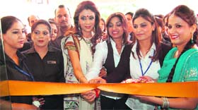 Vandana Luthra cuts the ribbon at the launch of VLCCs new weight-loss programme.