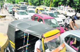 Kis(s)an jam!: On the first day of the kisan mela, heavy traffic jam was witnessed outside Punjab Agricultural University in Ludhiana on Thursday