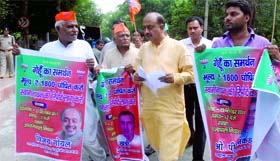 BJP leader Vijay Goel and farmers on the way to give a memorandum to the Lieutenant Governor of Delhi for an increase in the support price of wheat in New Delhi on Friday.