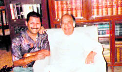 Harvinder Sharma with guru Ustad Vilayat Khan