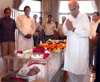 BJP leader LK Advani pays tributes to late Congress leader Vasant Sathe at the latter's residence in Gurgaon