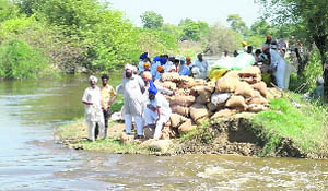 Volunteers monitor the rescue work at Sardarpura in Abohar. 