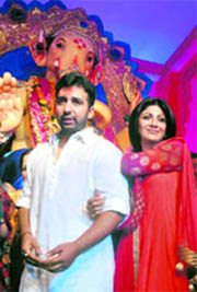 Actor Shilpa Shetty (R) has no plans to fast but will turn a vegetarian during the festival