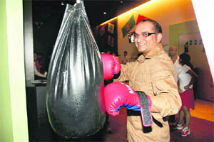Singer Abhijeet organises Durga Puja on a grand scale at Lokhandwala and keeps half days fast for four days