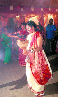 Earlier, women were not allowed to take part in the dhunuchi naach. Now they perform the dance vigorously