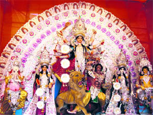 The best time to enjoy the puja ambience is during the evening aarti