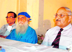 Dr. Ravi Chopra of Peoples Science Institute (centre) and Brig KG Behal (retd), president of the Uttarakhand Chapter of the All-India Consumers' Council (right) at a seminar on green cremations held in Dehradun on Sunday