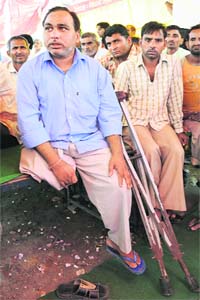 Rishipal, a worker of the Liberty group, who lost his leg in a severe beating by cops during a lathi charge at Bastara