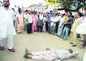 Relatives of Santosh Kumari block traffic at Chandigarh Chowk
