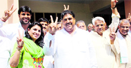 INLD nominee Ajay Singh Chautala and his wife, Naina Singh, flash the victory sign after the former filed his nomination in Hisar on Monday.