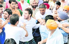 Groups supporting BJP leader and Deputy Mayor Parvesh Tangri and Congress leader Major Singh clash at Model House in Jalandhar on Monday